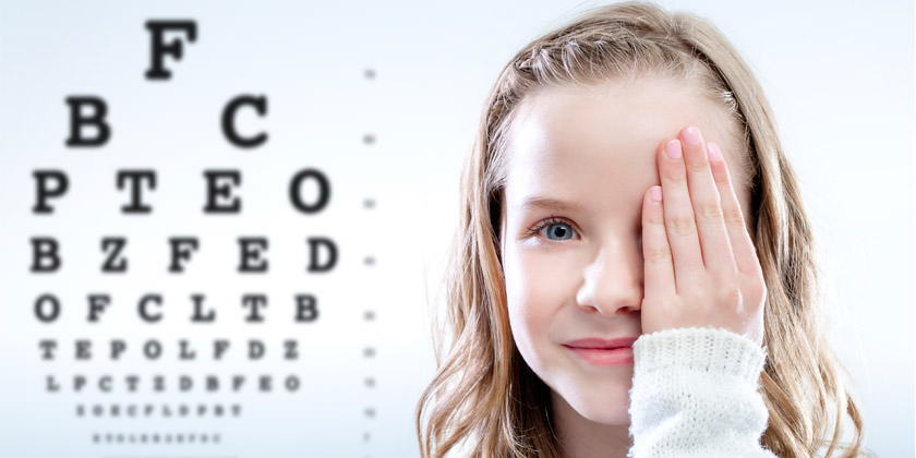 La niña tiene un examen de la vista para graduar su vista.